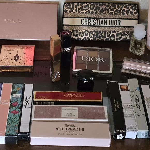 High-End Makeup Mytery Box - Picture 3 of 5